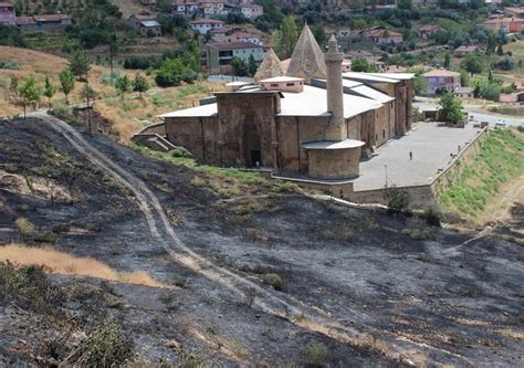 D­i­v­r­i­ğ­i­ ­U­l­u­ ­C­a­m­i­i­ ­y­a­n­g­ı­n­d­a­n­ ­k­ı­l­ ­p­a­y­ı­ ­k­u­r­t­a­r­ı­l­d­ı­